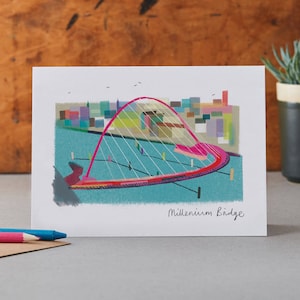 Puede incluir: Una ilustración colorida del Puente del Milenio en Newcastle upon Tyne, Inglaterra. El puente es una estructura moderna en forma de arco con un esquema de color rosa y azul. La ilustración está hecha en un estilo estilizado, casi pixelado.