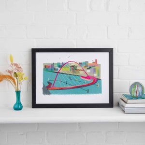 Puede incluir: Una impresión enmarcada de una ilustración colorida de un puente con un arco rosa sobre una masa de agua. La ciudad está en el fondo.