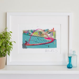 Può includere: Un'illustrazione colorata di un ponte con un arco rosa sopra un'area d'acqua blu. Il ponte è circondato da edifici colorati e una firma in basso.