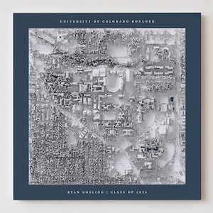 Könnte beinhalten: Ein gerahmter Graustufen-Luftbild der University of Colorado Boulder, eingebettet in einen dunkelblauen Rahmen. Der Text oben lautet "UNIVERSITY OF COLORADO BOULDER" und unten "RYAN GOSLING | CLASS OF 2026".