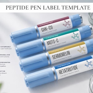 Puede incluir: Una maqueta de producto con cuatro plantillas de etiquetas de bolígrafos de péptidos azules. Cada bolígrafo tiene un color de etiqueta y texto diferente, incluyendo "GHK-CU", "MOTS-C", "SERMORELIN" y "RETATRUTIDE". El texto "PEPTIDE PEN LABEL TEMPLATE" está en la parte superior.