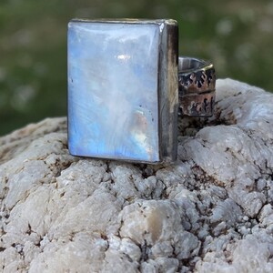 Piedra lunar en montura de metales mixtos. Plata de ley y cobre flameado. Talla 8 estadounidense.