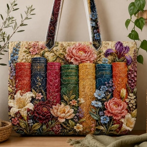 Può includere: Una borsa tote trapuntata con una stampa vivace di dorsi di libri colorati disposti verticalmente, intervallati da dettagliate illustrazioni floreali tra cui peonie, gigli e iris. La borsa è dotata di due manici in tessuto coordinato.