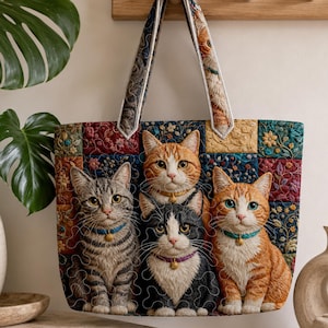 Könnte beinhalten: Eine Tragetasche mit gestepptem Patchwork-Design und Blumenmustern in Rot-, Blau- und Goldtönen. Die Vorderseite zeigt vier Katzen: eine graue Tabby, eine orangefarbene Tabby, eine schwarz-weiße Katze und eine orangefarbene Katze mit Glöckchenhalsband.