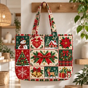 Op de afbeelding: Een gewatteerde draagtas met een patchworkontwerp van kerstmotieven, waaronder een sneeuwman, een hart, een huis, een kerstster, een versierde boom, een grote rode strik, een krans, klokken, een rendier en cadeautjes in rood, groen en wit.