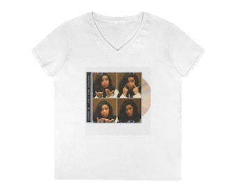Am I The Drama Cardi V-ringad t-shirt | 90-tals Polaroid-t-shirt