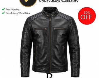 Puede incluir: Chaqueta de cuero negra con diseño acolchado en los hombros, dos bolsillos en el pecho y cremallera frontal. La chaqueta tiene cuello alto y el texto "30-DAYS MONEY-BACK WARRANTY" es visible. El logo de la marca "BELTED ATTIRE" está en la parte inferior.