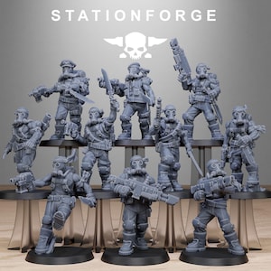Puede incluir: Un conjunto de figuras en miniatura grises de soldados con máscaras de gas y equipo táctico. Las figuras están posadas con armas, incluyendo rifles y cuchillos. El texto "STATIONFORGE" y un logotipo de calavera son visibles.