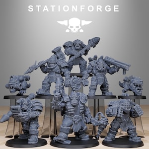 Pode incluir: Uma coleção de figuras em miniatura cinzentas de guerreiros e criaturas de fantasia, cada uma com armadura e armamento detalhados. As figuras estão dispostas sobre bases circulares pretas, com o texto "STATIONFORGE" e um logótipo de caveira no fundo.