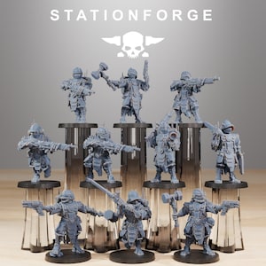 Puede incluir: Colección de figuras en miniatura grises de soldados con equipo de combate, cada uno con un arma. Las figuras se exhiben sobre soportes transparentes. El texto "STATIONFORGE" está en la parte superior.