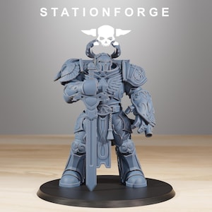Puede incluir: Figura gris detallada de un guerrero con armadura ornamentada, sosteniendo una espada grande. La figura está sobre una base negra, con la palabra "STATIONFORGE" y un emblema de calavera encima. La armadura presenta alas y elementos decorativos.