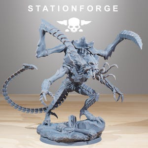 Op de afbeelding: Een grijze, gedetailleerde miniatuurfiguur van een wezen met meerdere armen, klauwen en een gesegmenteerde staart. De figuur heeft een dreigende uitstraling, met een gedetailleerd hoofd en een basis. De tekst "STATIONFORGE" staat bovenaan.