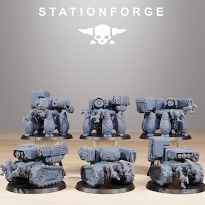 Puede incluir: Seis miniaturas grises de máquinas de guerra con varios diseños, incluyendo orugas de tanque y caminantes de múltiples patas, se exhiben sobre bases negras. El texto "STATIONFORGE" y un logotipo de calavera son visibles en la parte superior.