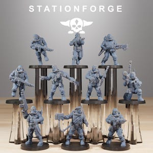 Puede incluir: Colección de figuras en miniatura grises de soldados con máscaras de gas y equipo táctico, cada uno sosteniendo un arma. Las figuras están dispuestas sobre soportes transparentes, con la palabra "STATIONFORGE" y un logotipo de calavera.