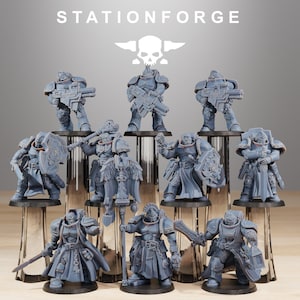 Op de afbeelding: Een verzameling grijze miniatuurbeeldjes van gepantserde figuren, sommige met wapens en schilden. De figuren zijn gerangschikt op transparante stands. De tekst "STATIONFORGE" staat bovenaan de afbeelding.