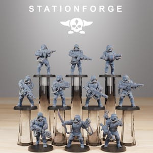 Puede incluir: Colección de figuras de soldados en miniatura grises, cada una armada con armas y con cascos. Las figuras están dispuestas sobre soportes de vidrio transparente, con la palabra "STATIONFORGE" y un logotipo de calavera en la parte superior.