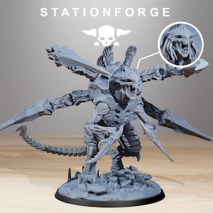 Könnte beinhalten: Eine detaillierte, graue Miniaturfigur eines monströsen Wesens mit mehreren Armen, Klingen und einem segmentierten Schwanz. Die Figur hat einen detaillierten Kopf mit scharfen Zähnen und ist auf einem strukturierten Sockel montiert. Der Text "STATIONFORGE" steht oben.