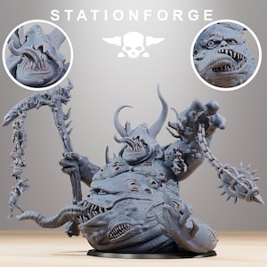 Puede incluir: Figura gris detallada de una criatura monstruosa con cuernos, una larga lengua y dientes afilados, sosteniendo un arma puntiaguda y una cadena con una bola puntiaguda. El texto "STATIONFORGE" está en la parte superior.