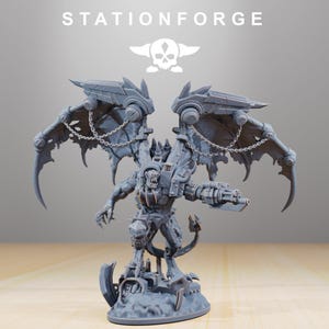 Op de afbeelding: Een grijze, gedetailleerde miniatuurfiguur van een gevleugelde demon met een groot geweer. De figuur heeft mechanische vleugels, kettingen en een staart. De tekst "STATIONFORGE" staat bovenaan de afbeelding.