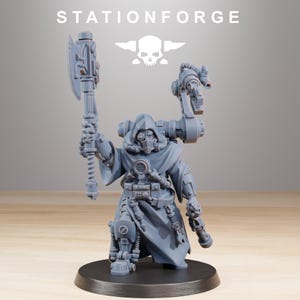 Puede incluir: Figura en miniatura gris de un personaje con túnica y máscara de respiración, sosteniendo un hacha grande y un arma. La figura está sobre una base circular negra. El texto "STATIONFORGE" está arriba.