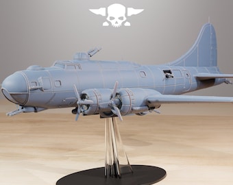 Könnte beinhalten: Ein hellgraues Modellflugzeug mit vier Propellern, montiert auf einem transparenten Ständer mit schwarzem Sockel. Das Modell weist detaillierte Merkmale auf, darunter Fenster und ein Leitwerk. Der Text "STATIONFORGE" und ein Totenkopf-Logo sind sichtbar.