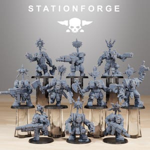 Puede incluir: Un conjunto de figuras en miniatura grises de personajes tipo orco, cada uno con armas y armaduras únicas. Las figuras se exhiben sobre soportes transparentes. El texto "STATIONFORGE" y un logotipo de calavera son visibles.