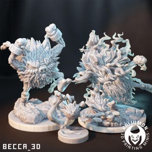 Op de afbeelding: Drie gedetailleerde, lichtgekleurde fantasie miniaturen. Eén is een varkenachtig wezen met stekelig haar, een ander is een humanoïde figuur met vloeiend haar, en de derde is een kleinere varkenachtige figuur. De miniaturen staan op rotsachtige bases. De tekst "BECCA_3D" en "KAIJUMON 3D PRINTING MINIS" zijn zichtbaar.