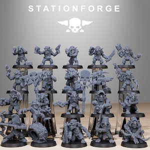 Puede incluir: Una colección de figuras de duendes en miniatura grises, cada una posando con varias armas y accesorios. Las figuras se exhiben en soportes negros individuales. El texto "STATIONFORGE" y un logotipo de calavera son visibles en la parte superior.