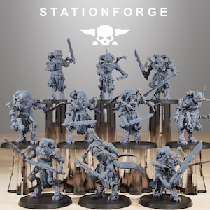 Op de afbeelding: Een verzameling grijze miniatuurfiguren, elk met een uniek robotachtig ontwerp en een zwaard. De figuren zijn gerangschikt op getrapte platforms. De tekst "STATIONFORGE" en een schedellogo zijn zichtbaar bovenaan.