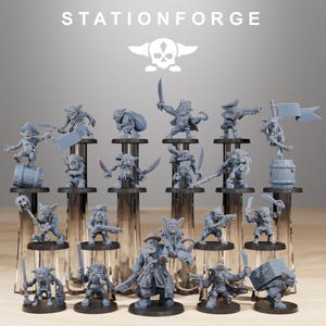 Puede incluir: Una colección de figuras de fantasía en miniatura grises, incluyendo goblins y piratas, exhibidas en soportes transparentes. Algunas figuras sostienen armas, banderas y barriles. El texto "STATIONFORGE" y un logotipo de calavera están en la parte superior.