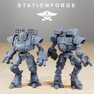 Puede incluir: Dos figuras de robots grises articulados con accesorios de armas. Las figuras están de pie, con un blindaje detallado y lanzadores de misiles en la espalda. El texto "STATIONFORGE" y un logotipo de calavera son visibles en la parte superior.