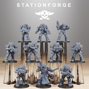 Op de afbeelding: Een verzameling grijze miniatuurfiguren van gepantserde soldaten, elk met wapens. De figuren zijn gerangschikt op transparante, gelaagde display stands. Het woord "STATIONFORGE" staat bovenaan, samen met een schedel- en vleugellogo.