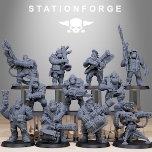 Pode incluir: Uma coleção de figuras em miniatura cinzentas, cada uma representando um guerreiro orc estilizado com várias armas e equipamento. As figuras estão dispostas em bases pretas, com o texto "STATIONFORGE" e um logótipo de caveira no topo.