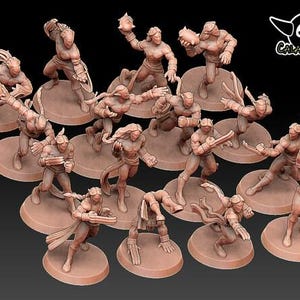 Könnte beinhalten: Eine Sammlung brauner Miniaturfiguren in verschiedenen Actionposen. Jede Figur steht auf einer kreisförmigen Basis. Die Figuren scheinen einem Fantasy- oder Science-Fiction-Thema zu entstammen. Das Calavera3D-Logo befindet sich oben rechts.