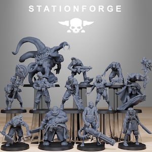 Könnte beinhalten: Eine Sammlung grauer Miniaturfiguren, darunter Soldaten und monströse Kreaturen, wird auf einer hellen Oberfläche präsentiert. Die Figuren variieren in Größe und Pose, einige halten Waffen. Der Text "STATIONFORGE" steht oben.