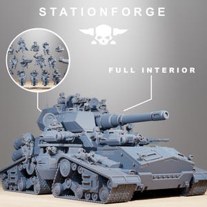 Puede incluir: Un modelo de tanque gris con un cañón largo y exterior detallado, con figuras en miniatura y el texto "FULL INTERIOR". La imagen también incluye el texto "STATIONFORGE" y un logotipo de calavera.