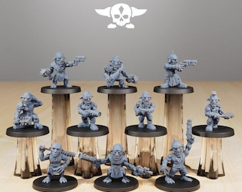 Może przedstawiać: Kolekcja szarych miniaturowych figurek fantasy, każda ustawiona na czarnej podstawie i eksponowana na przezroczystych stojakach. Figurki są uzbrojone w różne bronie i mają szczegółowy, teksturowany wygląd. Tekst "STATIONFORGE" i logo czaszki znajdują się na górze.