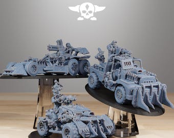 Puede incluir: Tres vehículos de guerra en miniatura grises con armas y figuras montadas. Los vehículos se exhiben sobre soportes negros. La parte superior de la imagen tiene el texto "STATIONFORGE" y un logotipo de calavera.