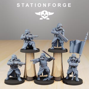 Pode incluir: Cinco figuras cinzentas em miniatura de soldados com capacetes e máscaras de gás, alguns segurando armas e uma bandeira. As figuras estão em bases pretas, com o logotipo Stationforge no topo.