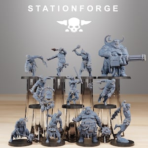 Könnte beinhalten: Eine Sammlung grauer Fantasy-Miniaturfiguren, darunter Krieger und Monster, die auf schwarzen Ständern ausgestellt sind. Die Figuren befinden sich in verschiedenen Aktionsposen, einige schwingen Waffen. Der Text "STATIONFORGE" befindet sich oben im Bild.