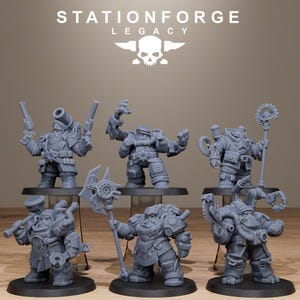 Puede incluir: Seis figuras en miniatura grises de personajes de fantasía, cada una con armadura y armamento únicos. Las figuras están sobre bases circulares negras. El texto "STATIONFORGE LEGACY" con un logotipo de calavera y alas está en la parte superior.