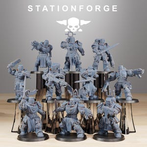 Puede incluir: Una colección de figuras en miniatura grises de figuras blindadas, algunas con armas. Las figuras están dispuestas en plataformas escalonadas. La palabra "STATIONFORGE" está en la parte superior de la imagen, junto con un logotipo de calavera.