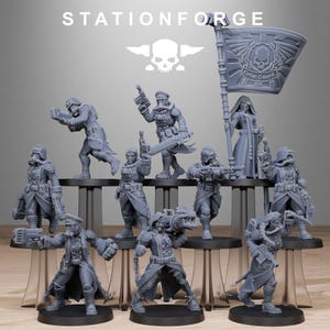 Pode incluir: Uma coleção de miniaturas cinzentas, incluindo soldados e uma figura segurando uma faixa que diz "Grim Guard". As miniaturas estão em exibição, com o logotipo "Stationforge" visível no topo.