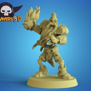 Puede incluir: Una figura impresa en 3D de color beige de un guerrero con barba larga, armadura y una calavera en la cintura. La figura está sobre una base redonda. El logotipo "CALAVERD3D" con una calavera está en la esquina superior izquierda.