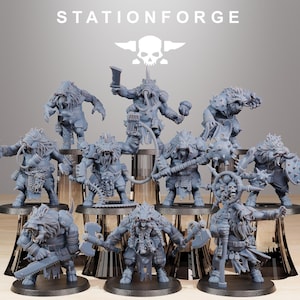 Puede incluir: Colección de figuras en miniatura grises de guerreros de fantasía, cada uno con armadura y armas únicas. Las figuras están dispuestas en una exhibición escalonada, con la palabra "STATIONFORGE" en la parte superior.