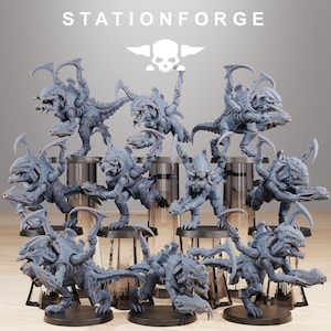 Puede incluir: Una colección de figuras alienígenas en miniatura grises con garras afiladas y apéndices con forma de armas. Las figuras están posadas sobre pequeñas plataformas negras y cilindros transparentes. El texto "STATIONFORGE" y un logotipo de calavera están en la parte superior.