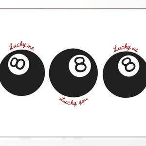 Pode incluir: Impress&atilde;o emoldurada com tr&ecirc;s bolas de bilhar pretas com o n&uacute;mero oito em branco. As palavras "Lucky me", "Lucky you" e "Lucky us" est&atilde;o escritas em vermelho acima e abaixo das bolas. A impress&atilde;o tem um fundo branco.