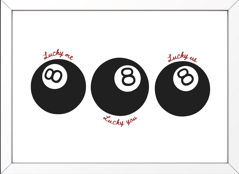Pode incluir: Impress&atilde;o emoldurada com tr&ecirc;s bolas de bilhar pretas com o n&uacute;mero oito em branco. As palavras "Lucky me", "Lucky you" e "Lucky us" est&atilde;o escritas em vermelho acima e abaixo das bolas. A impress&atilde;o tem um fundo branco.