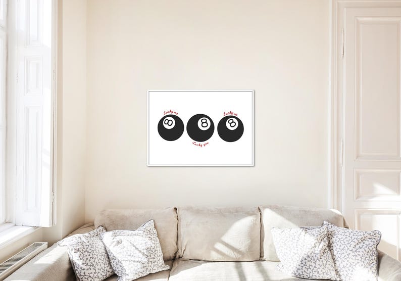Pode incluir: Impress&atilde;o emoldurada com tr&ecirc;s bolas de bilhar pretas, cada uma com o n&uacute;mero 8 branco. As palavras "Lucky me, Lucky you" est&atilde;o escritas em letras vermelhas. Uma pe&ccedil;a de decora&ccedil;&atilde;o de parede moderna.