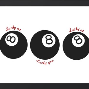 Pode incluir: Impress&atilde;o emoldurada com tr&ecirc;s bolas de bilhar pretas sobre um fundo branco. Os textos "Lucky me", "Lucky you" e "Lucky us" est&atilde;o escritos em it&aacute;lico vermelho acima e abaixo das bolas. A moldura &eacute; preta.